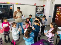 SINIF ÖĞRETMENİ - Öğrencilere 900 Km Uzaklıktan Yılbaşı Kartı Yollandı