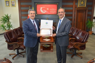 Prof. Dr. Gökbel,  'Türk Dünyası Kültürüne Hizmet Ödülü' Aldı
