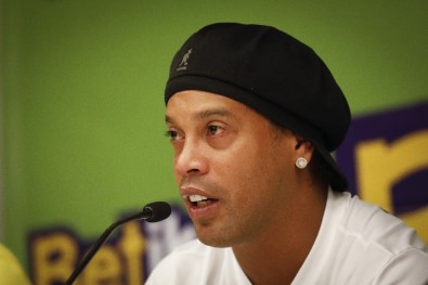 Ronaldinho'nun Pasaportuna El Konuldu