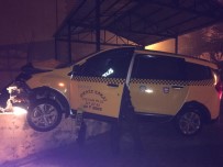 TİCARİ TAKSİ - Ticari Taksi Duvara Çarptı Açıklaması 1 Yaralı