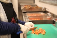 ÜMRANİYE BELEDİYESİ - Ümraniye'de Her Gün Bin Kişiye Sıcak Yemek