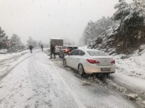 KAR LASTİĞİ - Antalya-Konya Karayolunda Yoğun Kar Yağışı