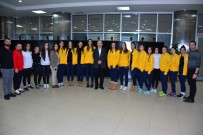 BAYAN VOLEYBOL TAKIMI - Başkan Görmez, Şampiyon Kızları Ağırladı