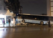 TELEFON HATTI - Halk Otobüsünün Direğe Çarparak Yaptığı Kaza Kamerada