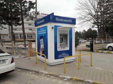 Kazada Hasar Gören ATM Çevresine Korkuluk Takıldı