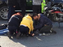 (ÖZEL) Kaza Yapan Motosikletteki Kadın Otomobilin Camına Uçtu