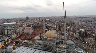 Taksim Camii'nin Minaresinin Külahı Yerleştirildi