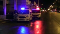 Adana'da Otomobil Direğe Ve İş Yerine Çarptı Açıklaması 2 Yaralı