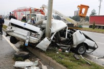 Aydınlatma Direğine Çarpan Otomobil Paramparça Oldu Açıklaması 1 Ölü, 1 Yaralı