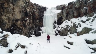 Buz Tutan Şelale Ve Gölet Ziyaretçilerini Büyülüyor