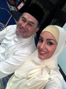 Eski Malezya Kralının Boşanmanın Eşiğinde Olduğu İddiaları