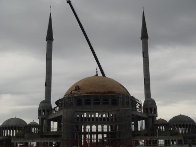 Taksim Camii'nin Minarelerinin Külahları Yerleştirildi
