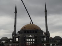 CAMİ İNŞAATI - Taksim Camii'nin Minarelerinin Külahları Yerleştirildi