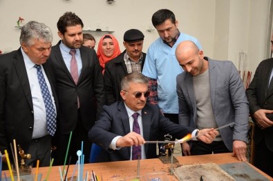 Vali Yazıcı Mavi At Kafe'de