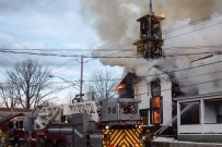 ABD'de Tarihi Kilise Yandı