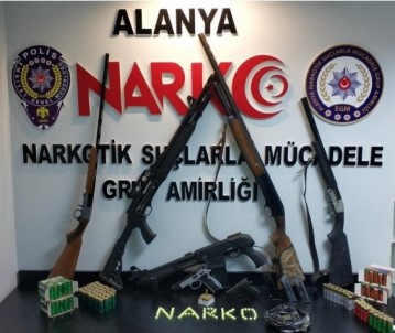 Alanya'da Uyuşturucu Tacirinin Evi Silah Deposu Çıktı