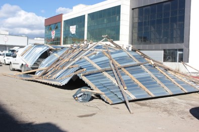 Başkent'te rüzgar iş yerinin çatısını uçurdu