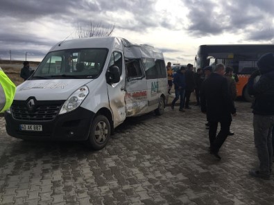 Belediye Otobüsü İle Servis Aracı Çarpıştı Açıklaması 6 Yaralı