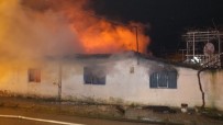 SAKARYA CADDESİ - Burhaniye'de Cenaze Evinde Çıkan Baca Yangını İki Evi Kül Etti