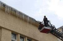 Çatılardaki Buz Sarkıtlarını Temizlediler