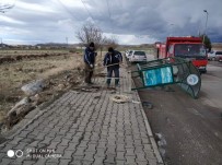OTOBÜS DURAĞI - Develi'de Şiddetli Rüzgar Çatı Yıktı