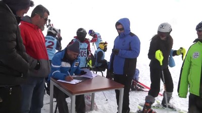 Hakkari'de Kayak Yarışması Düzenlendi