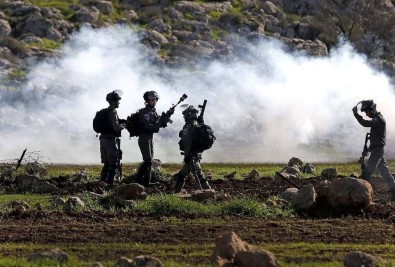 İsrail Askerleri Ramallah'ın Bir Köyünde 28 Filistinliyi Yaraladı