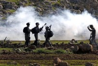 GÖZ YAŞARTICI GAZ - İsrail Askerleri Ramallah'ın Bir Köyünde 28 Filistinliyi Yaraladı