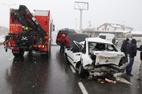 İZZET BAYSAL DEVLET HASTANESI - Kar Nedeniyle Kırmızı Işığı Görmeyen Sürücü Önündeki Araca Çarptı Açıklaması 2 Yaralı