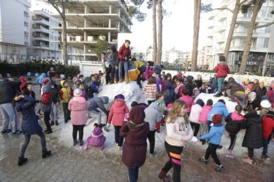 Kar Yağmayan Demre'ye Öğrenciler İçin Kamyonla Kar Getirildi