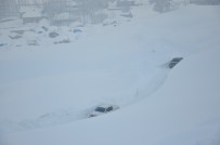 Kaymakam Kendüzler'in İnceleme Yaptığı Bölgenin 30 Metre İlerisinde Çığ Düştü