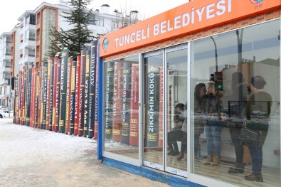 Kitap Dekorlarıyla Güzelleşen Tunceli'de, Klimalı Duraklarda Soğuktan Koruyor