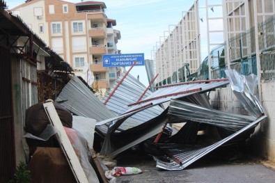 Manavgat'ta Fırtına Toptancı Halinin Çatısını Uçurdu