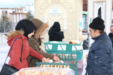 NEVÜ Öğrencilerine Nevşehir Belediyesinden Sıcak Süt Ve Poğaça İkramı