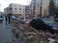 ŞİDDETLİ RÜZGAR - Şiddetli Rüzgar Nedeniyle Araçların Üzerine Duvar Devrildi