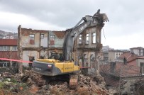 Tehdit Oluşturan Tarihi Yapı Yıkıldı