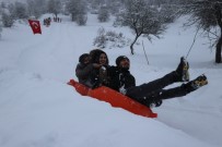 ABANT - Abant'ta Kar Keyfini Şambrelle Kayarak Çıkardılar