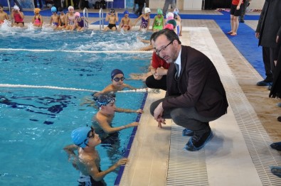 Bakan Kasapoğlu, Kars Olimpik Yüzme Havuzu'nda Çocuklarla Buluştu
