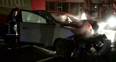 Direğe Çarpan Otomobil Alev Aldı Açıklaması 3 Yaralı