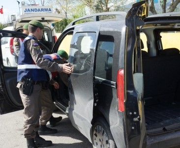 Jandarma 2 Bin 935 Kişiyi Sorguladı, 15 Şüpheliyi Yakaladı