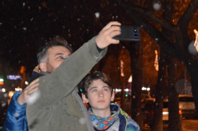 Kar Yağmaya Başladı, Vatandaşlar Cep Telefonlarına Sarıldı