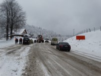 Kütahya Domaniç'te Kar Yağışı, Sürücülere Zor Anlar Yaşatıyor