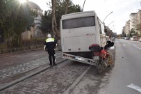 MEHMET BUYRUK - Park Halindeki Otobüse Çarpan Motosiklet Sürücüsü Yaralandı