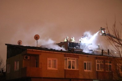Ümraniye'de İki Katlı Binanın Çatısında Çıkan Yangın Korkuttu