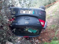 YAĞMURLU - Yağmurlu Yolda Kayan Araç Şarampole Yuvarlandı Açıklaması 1 Yaralı