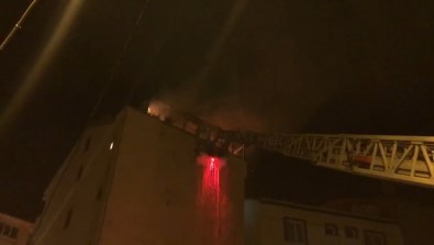 5 Katlı Binanın Çatı Katında Çıkan Yangın Korkuttu