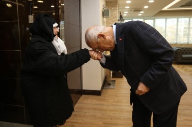86 Yaşındaki Ayşe Nineden Başkan Yaşar'a Jest