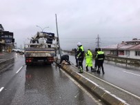 NECİP FAZIL KISAKÜREK - Aydınlatma Direğine Çarpan Otomobilden Fırlayan Genç Kız Feci Şekilde Can Verdi