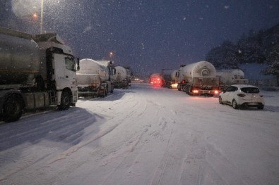 Bolu Dağı Kar Nedeniyle Ağır Araçlara Kapatıldı