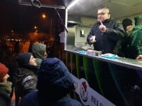 KARTOPU SAVAŞI - Gençler Kartopu Savaşı Yaptı, Başkan Gençlere Çay İkram Etti